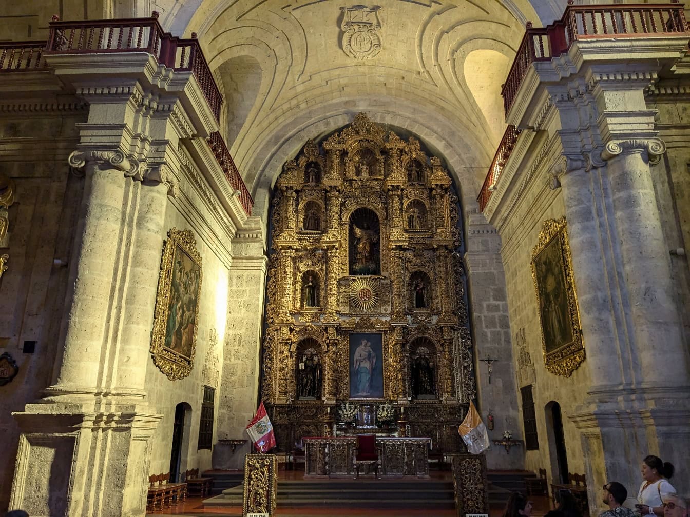 Altar hiasan besar dengan ikon di gereja Serikat Yesus dari Arequipa di Peru, Amerika Latin