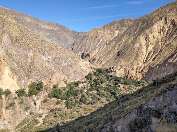 Liten stad i en dal i området Colca canyon i Peru