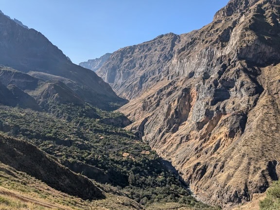 Un lanț muntos din zona Canionului Colca din Peru: o vedere panoramică a Americii de Sud