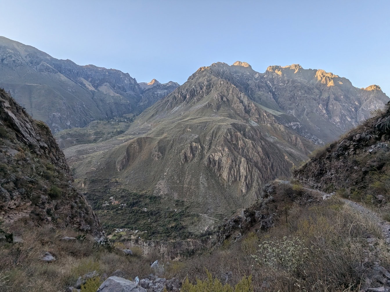 Een schilderachtig uitzicht op bergketen in Peruaans natuurpark, Zuid-Amerika