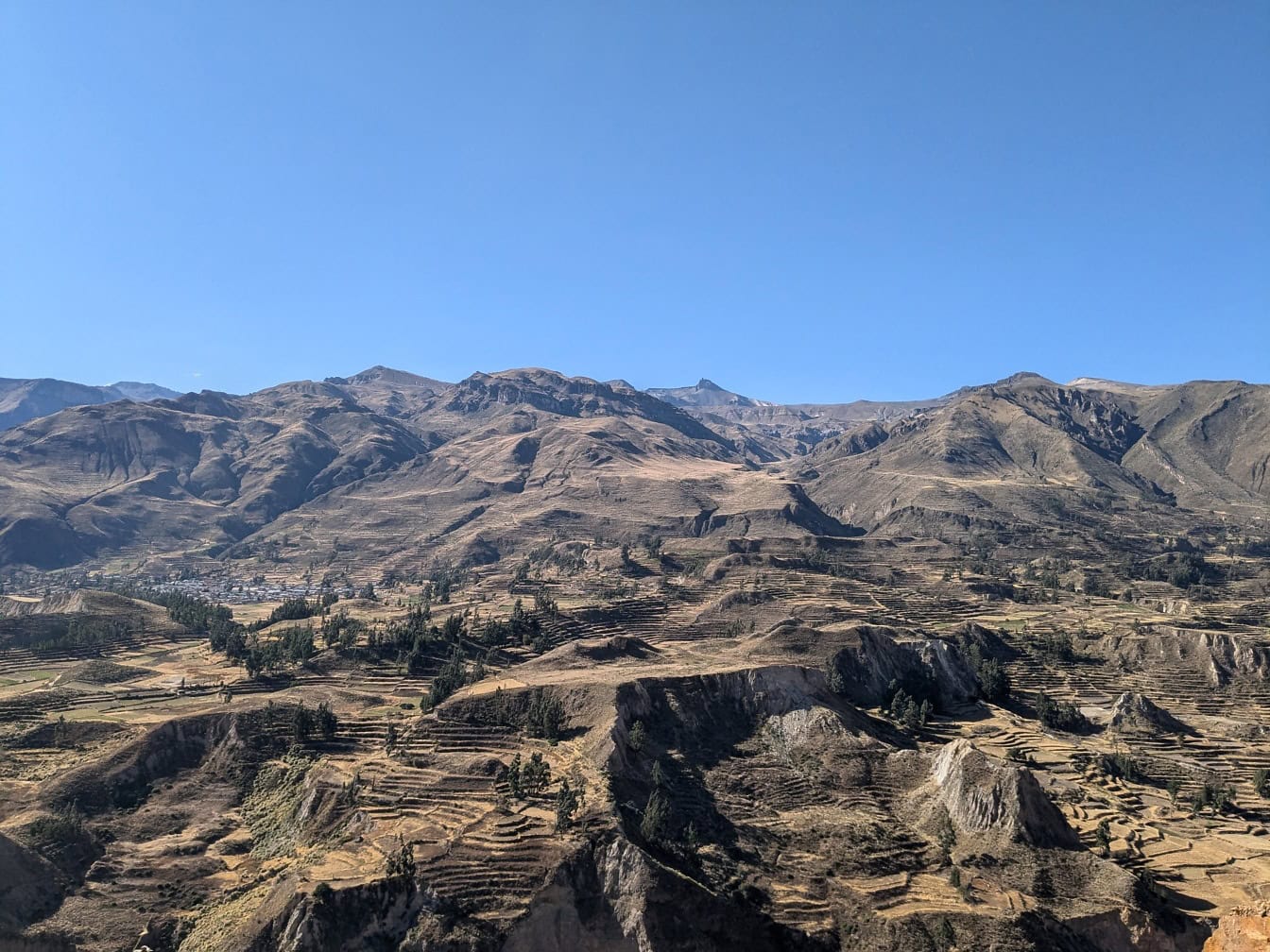 Krajina údolí s kopci v oblasti kaňonu Colca v Peru, malebný výhled na Jižní Ameriku