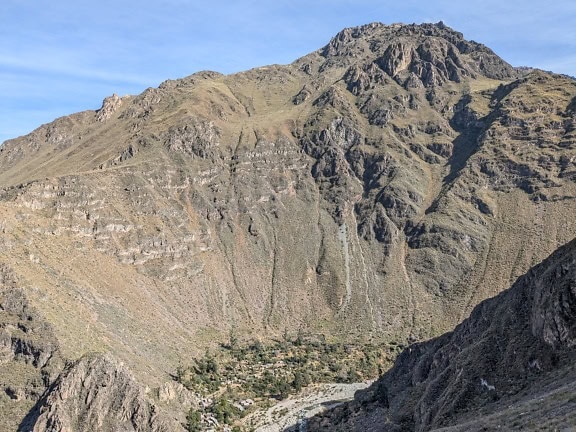 높은 산 봉우리와 그 아래의 계곡이있는 페루 풍경의 경치 좋은 전망