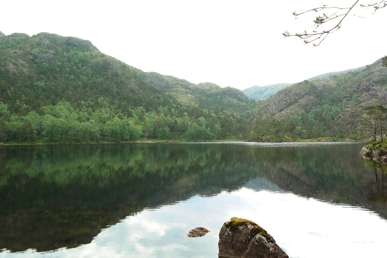穏やかな湖面に山々が映る北欧の湖畔