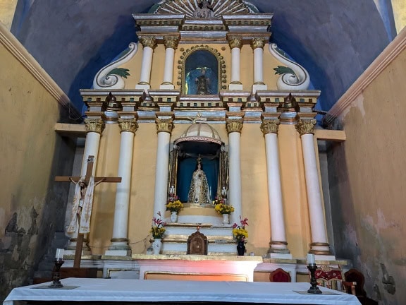 Szentély a San Pedro de Alcantara katolikus templomban, Cabanaconde-ban, Peruban