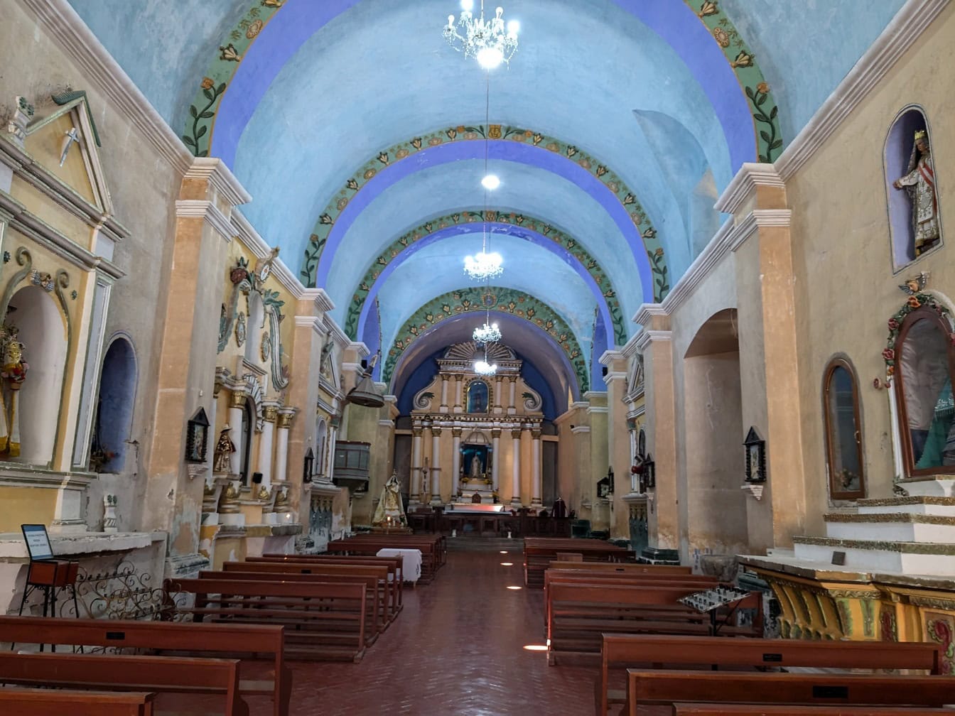 Nội thất với băng ghế tại nhà thờ San Pedro de Alcantara ở Cabanaconde ở Peru