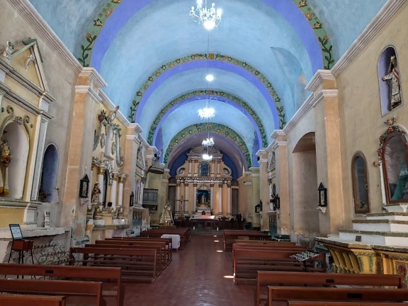 Innenraum mit Bänken in der Kirche San Pedro de Alcantara in Cabanaconde in Peru