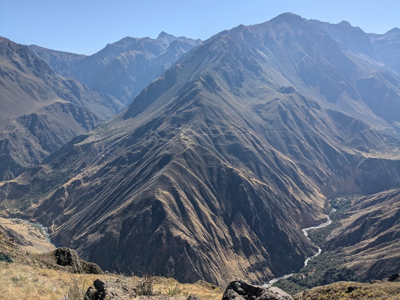 Panorama lembah Colca di Peru dengan sungai di pegunungan dari sudut pandang