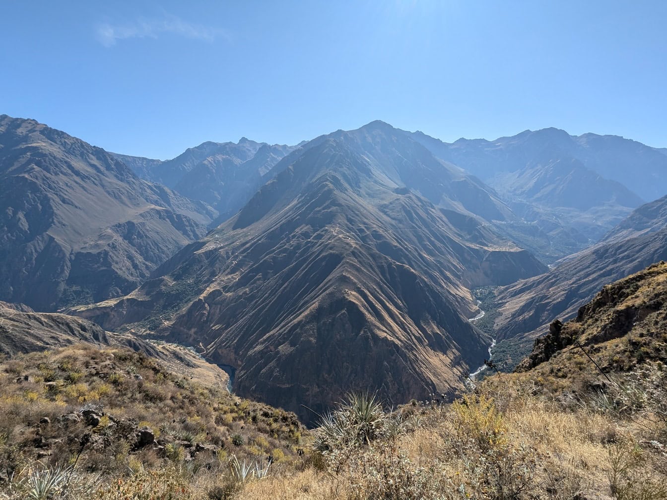 Panoráma údolia s horami a modrou oblohou v kaňone Colca v Peru