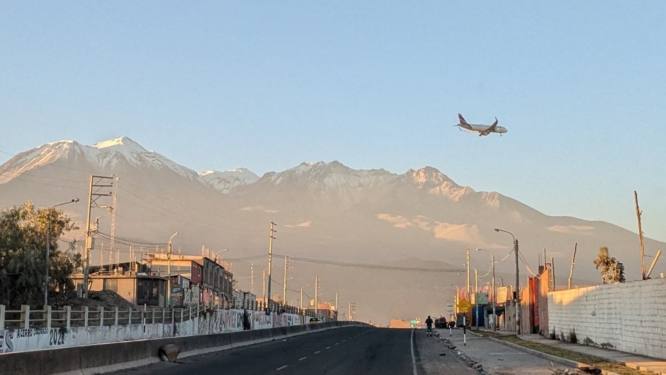 Um avião de passageiros sobrevoando uma estrada de rua no Peru