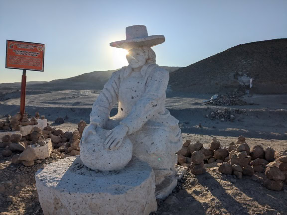 Patung seorang wanita di padang pasir di rute Sillar dekat ngarai Culebrillas di Arequipa di Peru