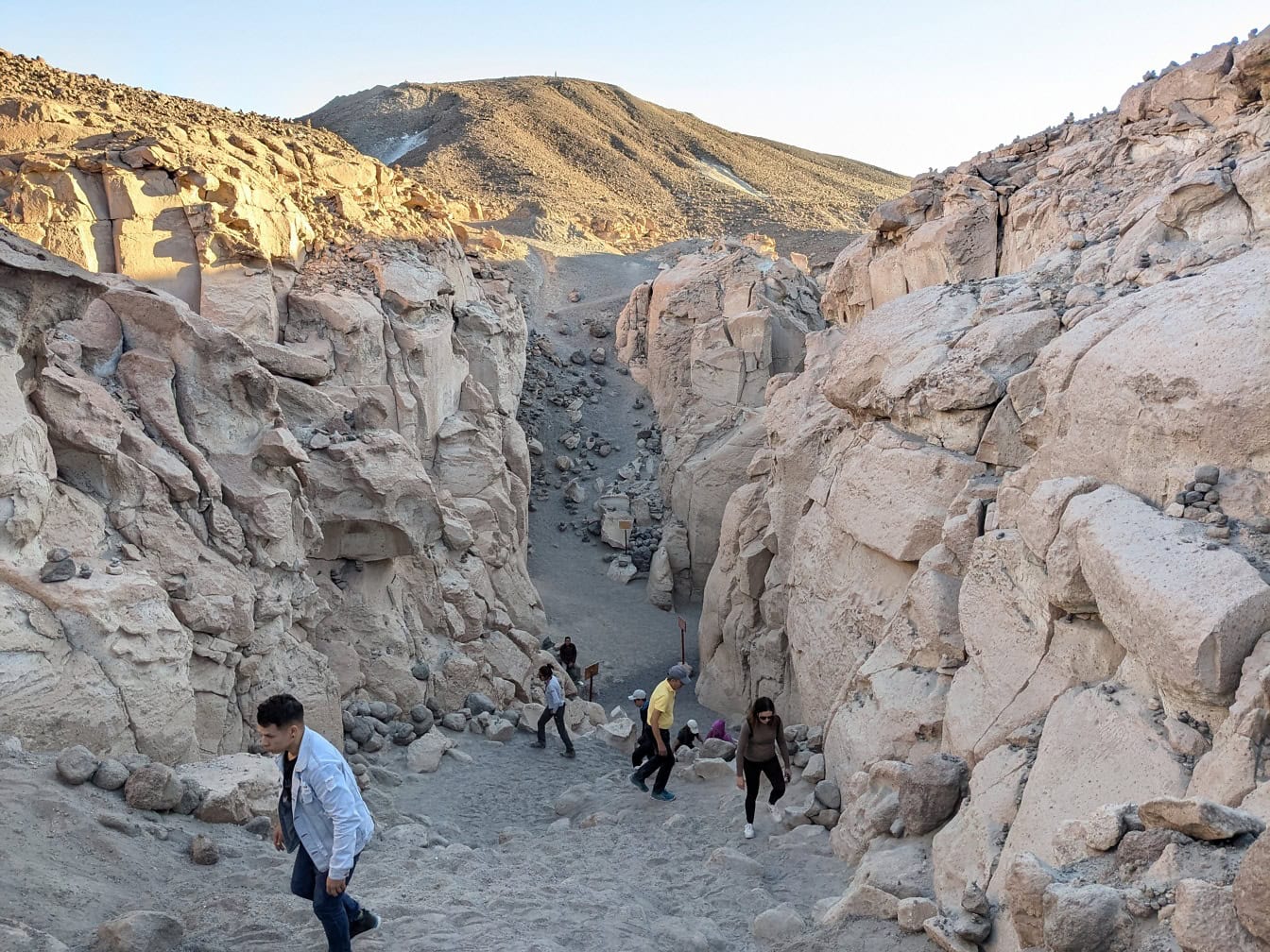 Ryhmä ihmisiä kävelemässä kanjonin läpi Arequipassa Perussa;
