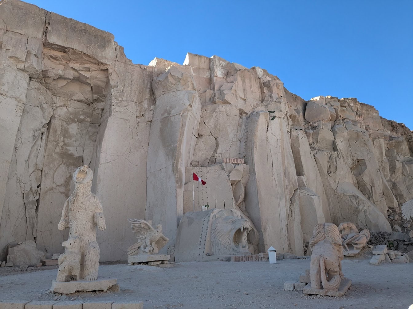 Esculturas de pedra na rota Sillar, perto do cânion Culebrillas, em Arequipa, uma famosa atração turística no Peru