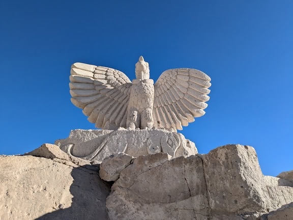 Patung burung yang indah dengan sayap terbuka lebar di rute Sillar dekat ngarai Culebrillas di Arequipa di Peru