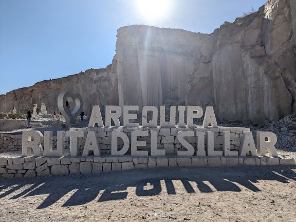 Velká kamenná cedule v Peru s nápisem Arequipa Ruta Del Sillar