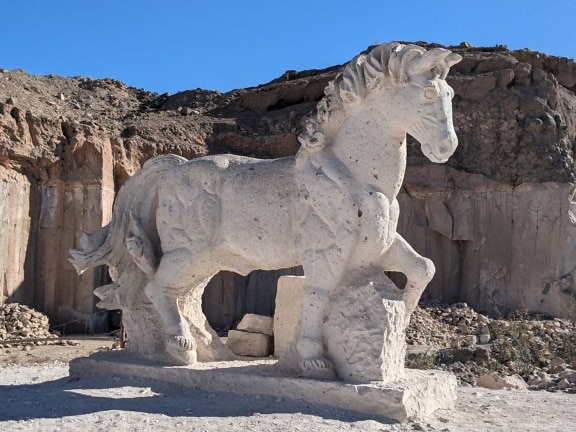 Maiestuoasă statuie din piatră a unui cal alb pe traseul Sillar, lângă canionul Culebrillas din Peru
