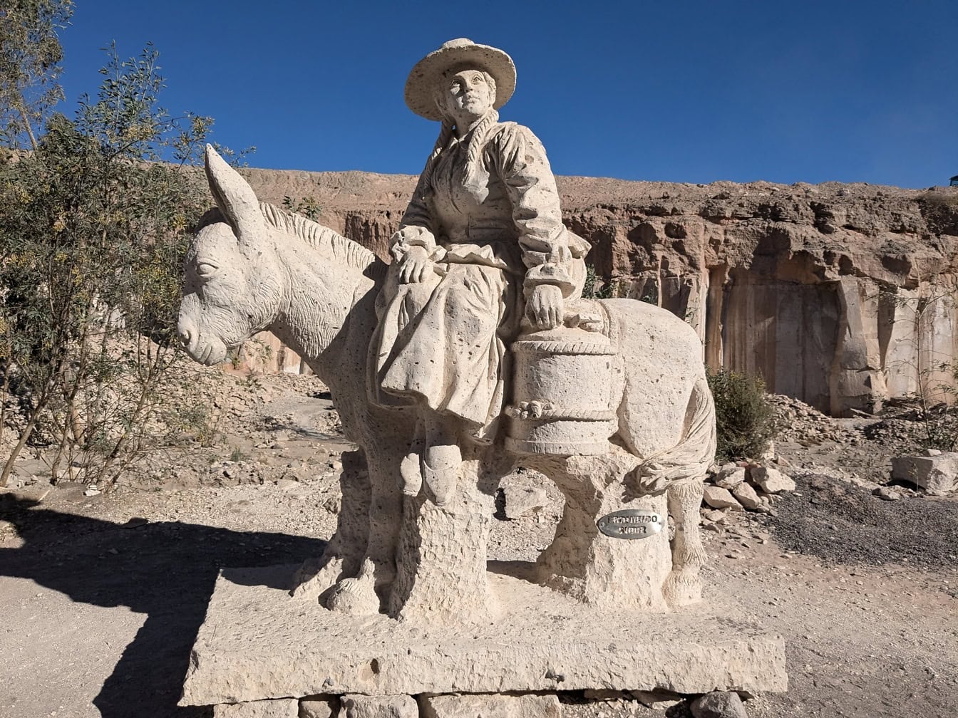 Statue d’un homme chevauchant un âne sur la route du Sillar près du canyon de Culebrillas au Pérou