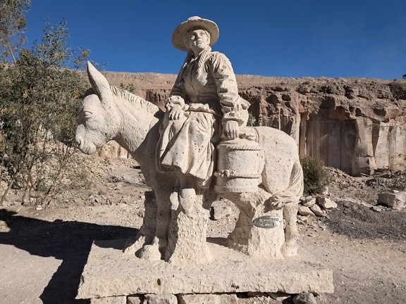 페루의 Culebrillas 협곡 근처의 Sillar 루트에서 당나귀를 타고 있는 남자의 동상