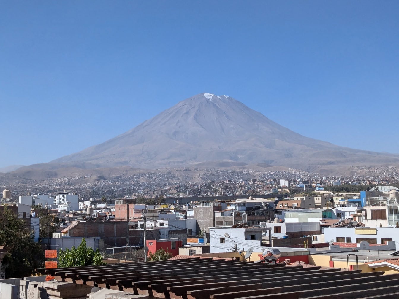 Stadtbild von Arequipa mit einem Vulkan Misti in den Anden im Süden Perus