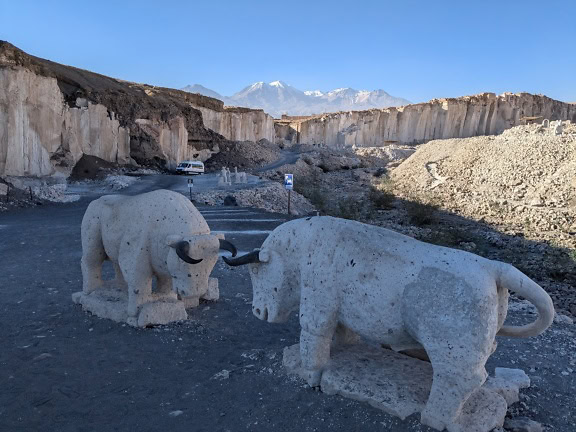 Sten tyr statuer i en Arequipa i Peru, et berømt turiststed