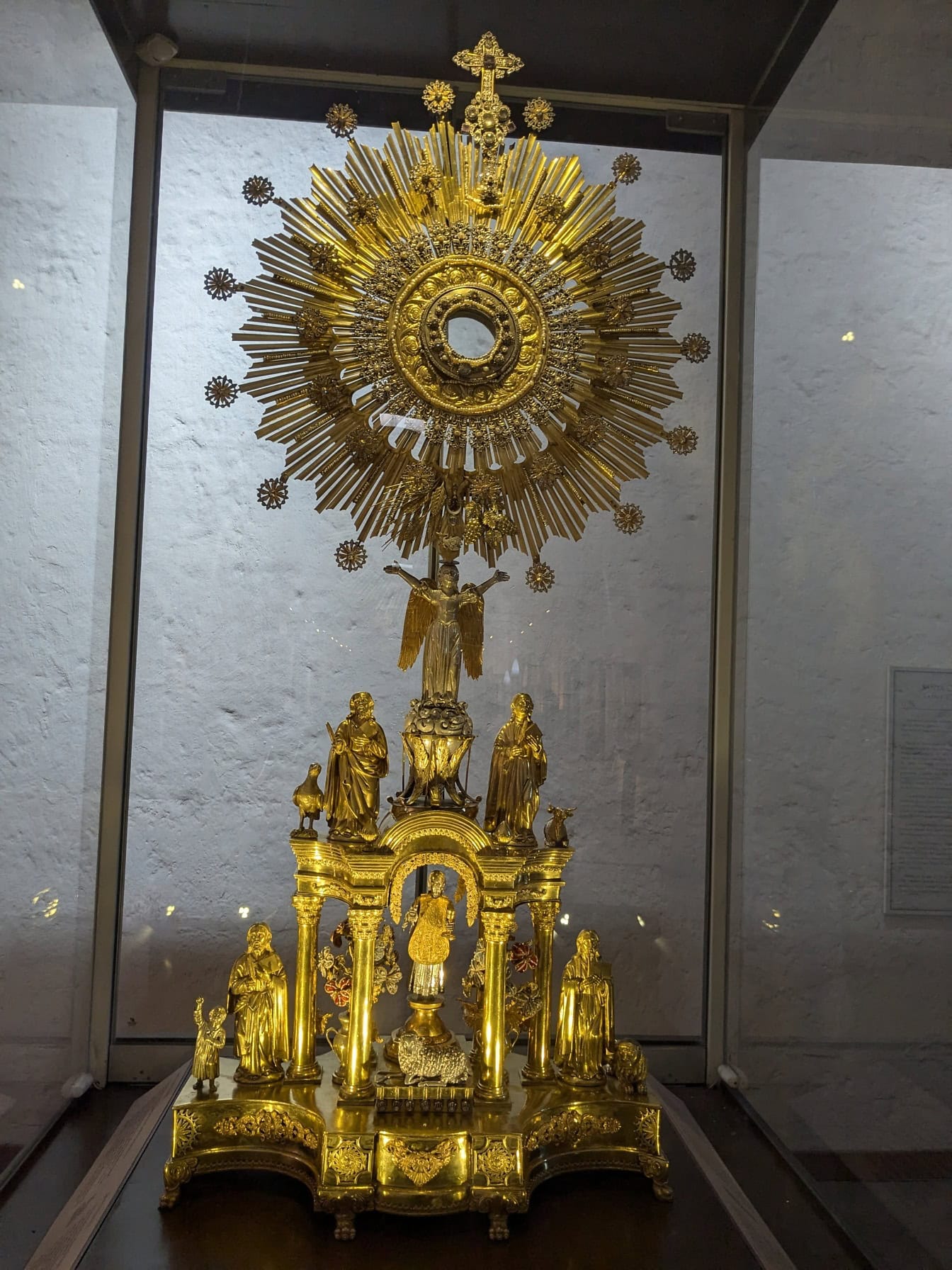 La statue de l’ostensoir, un objet en or unique au musée du monastère du Second Ordre dominicain de Santa Catalina de Siena à Arequipa au Pérou