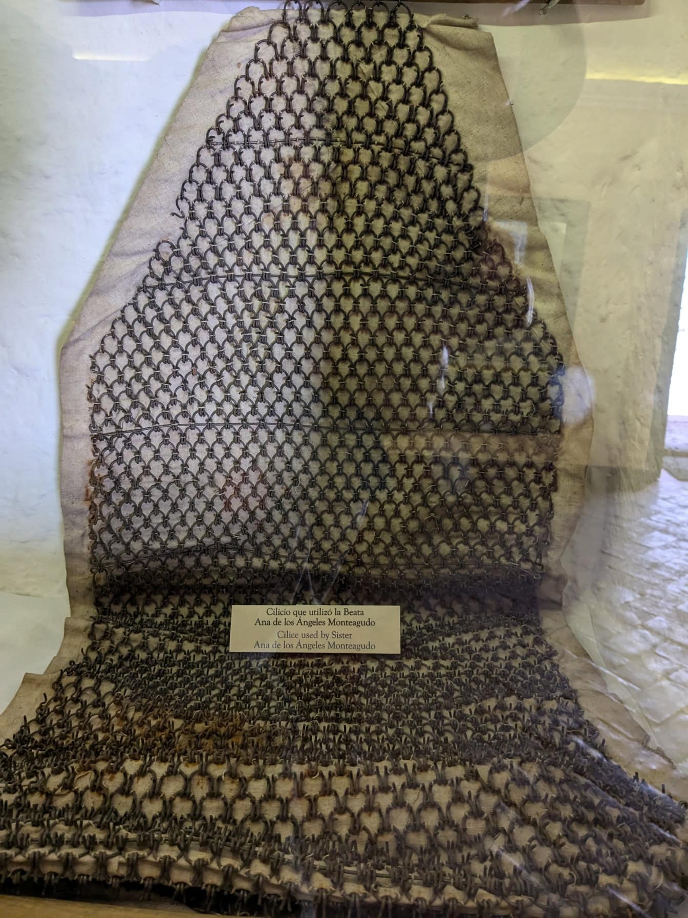 Ketjuista valmistettu vaate, jota sisar Ana de los Angelos Monteagudo käytti, esillä museossa Perussa