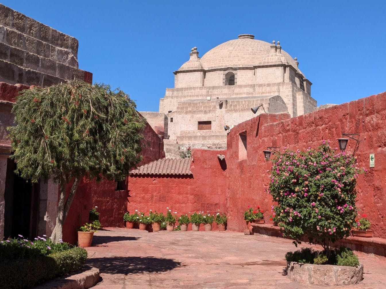 유네스코 세계 문화 유산 인 페루의 산타 카탈리나 데 시에나 (Santa Catalina de Siena)의 도미니카 제 2 회 수도원 안뜰