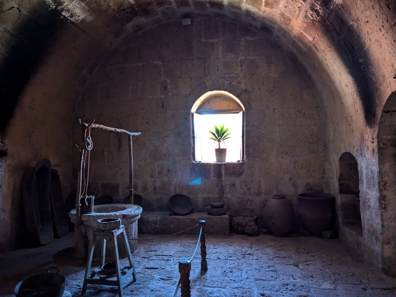 Innenraum eines mittelalterlichen Raumes mit einem Brunnen im Kloster Santa Catalina in Peru