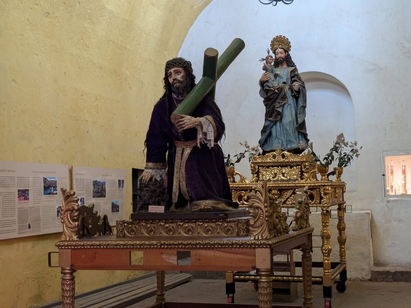 Statue d’un Jésus-Christ de Nazareth portant une croix au couvent de Santa Catalina à Arequipa, Pérou