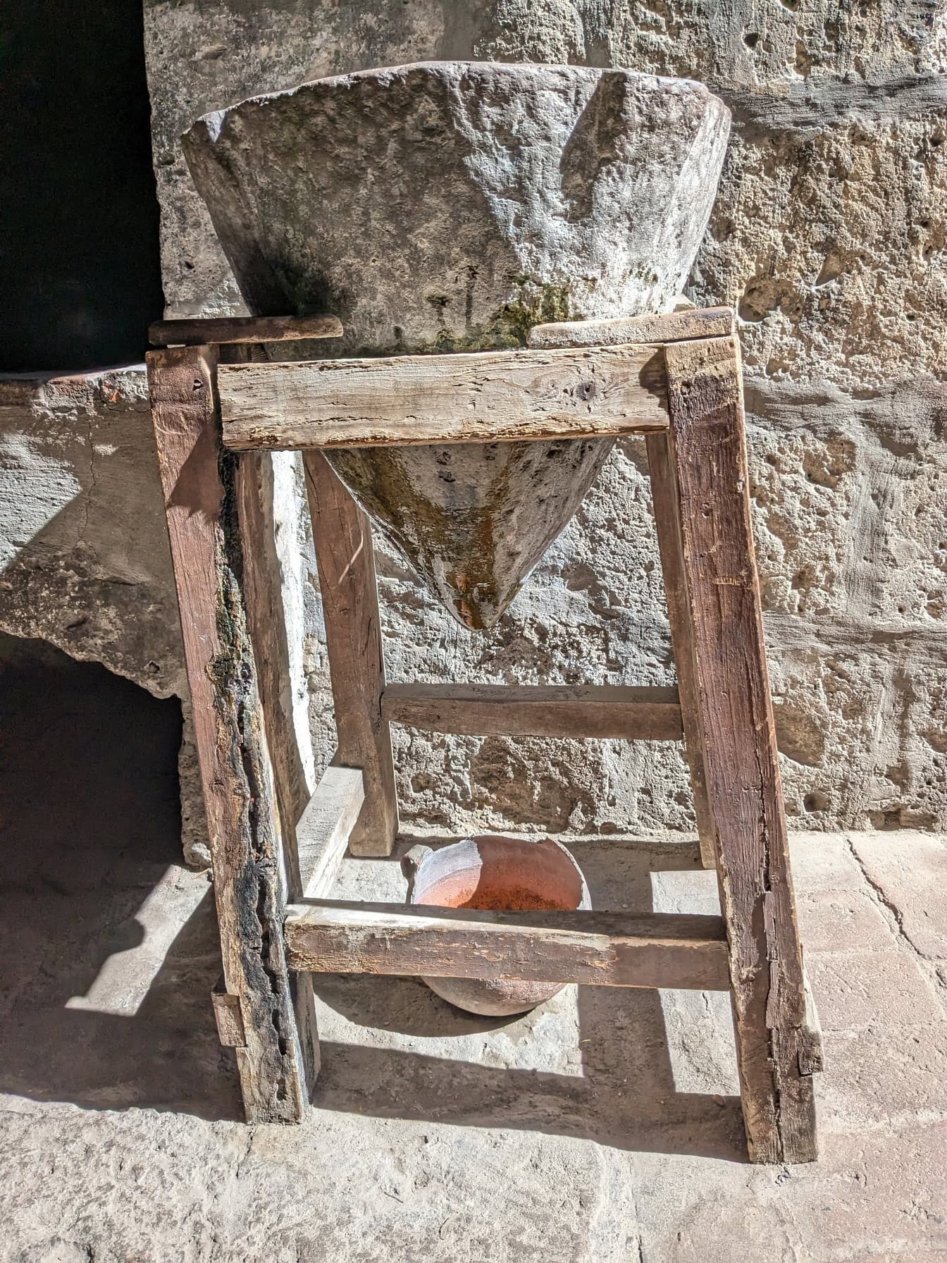 Uma pedra de filtragem de água em um suporte de madeira no mosteiro de Santa Catalina, no Peru