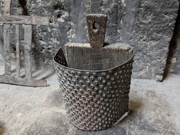 Gammelt middelaldersk håndlaget rivjern med treskaft på Santa Catalina-klosteret i Peru