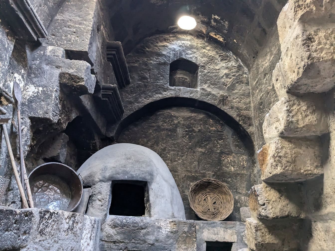 Middeleeuwse keuken met een ronde oven in het klooster van Santa Catalina in Peru