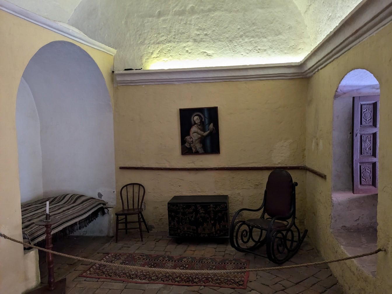 ห้องพักพร้อมเตียงโบราณและเก้าอี้ชิงช้าในพิพิธภัณฑ์ Catalina De Siena ในเปรู ซึ่งได้รับการขึ้นทะเบียนเป็นมรดกโลกโดยองค์การยูเนสโก
