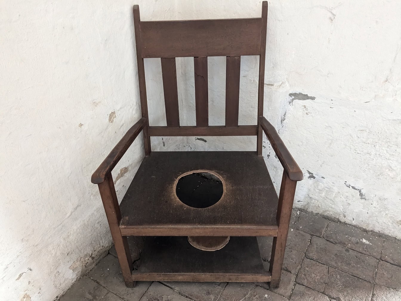 Régi fából készült szék, közepén lyukkal, WC-ként használják n Santa Catalina kolostor Arequipában, Peruban