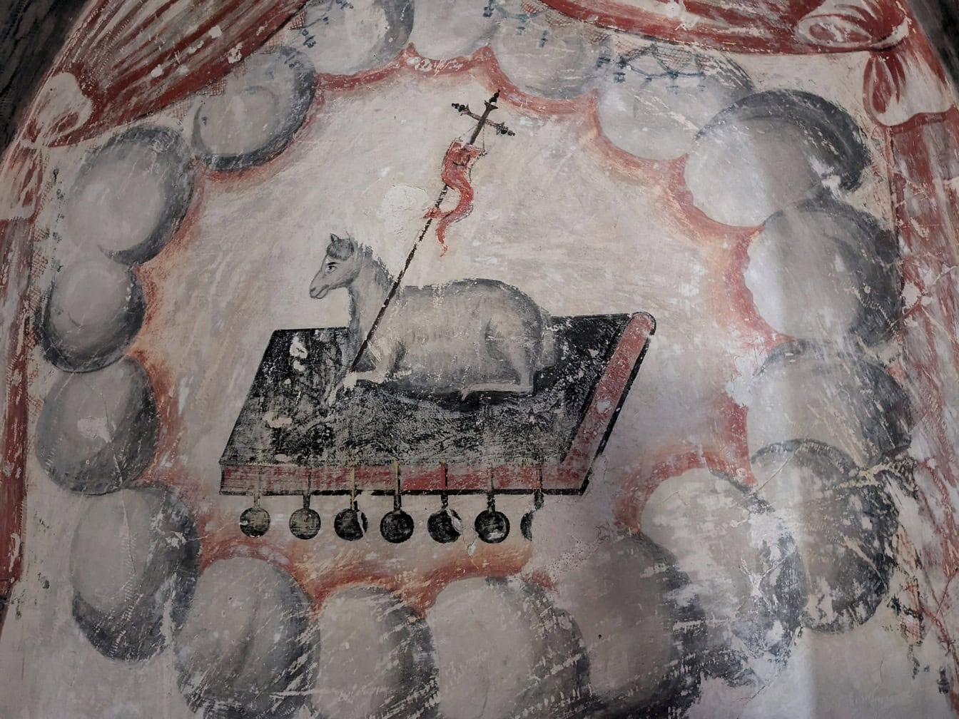 Egy fehér ló freskója kereszttel egy perui katolikus kolostorban, középkori latin-amerikai keresztény műalkotás