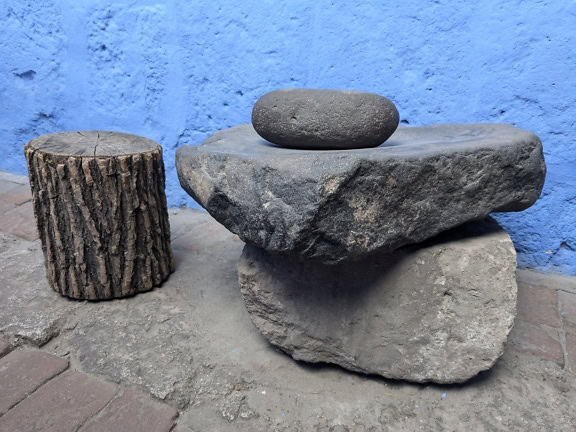 Камни, используемые в качестве кухонной утвари, мельницы для помола пищи, в монастыре Санта-Каталина в Перу