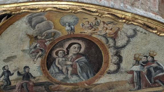 Une fresque de sainte Marie la Sainte Vierge avec un Jésus-Christ enfant sur le plafond d’une église catholique au Pérou, en Amérique latine