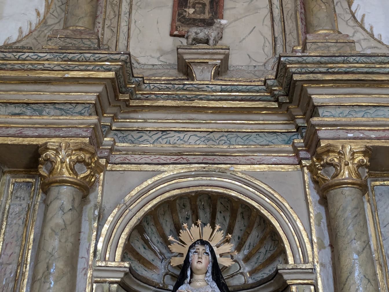 A estátua de Santa Maria, a mãe de Jesus Cristo no nicho do altar na Igreja Católica