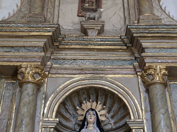 가톨릭 교회의 제단 틈새에있는 예수 그리스도의 어머니 인 성모 마리아 동상