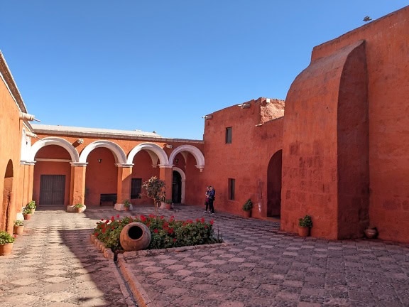 UNESCOs verdensarvliste, en gårdsplass med buer i klosteret til den dominikanske andre orden Santa Catalina de Siena i Arequipa i Peru