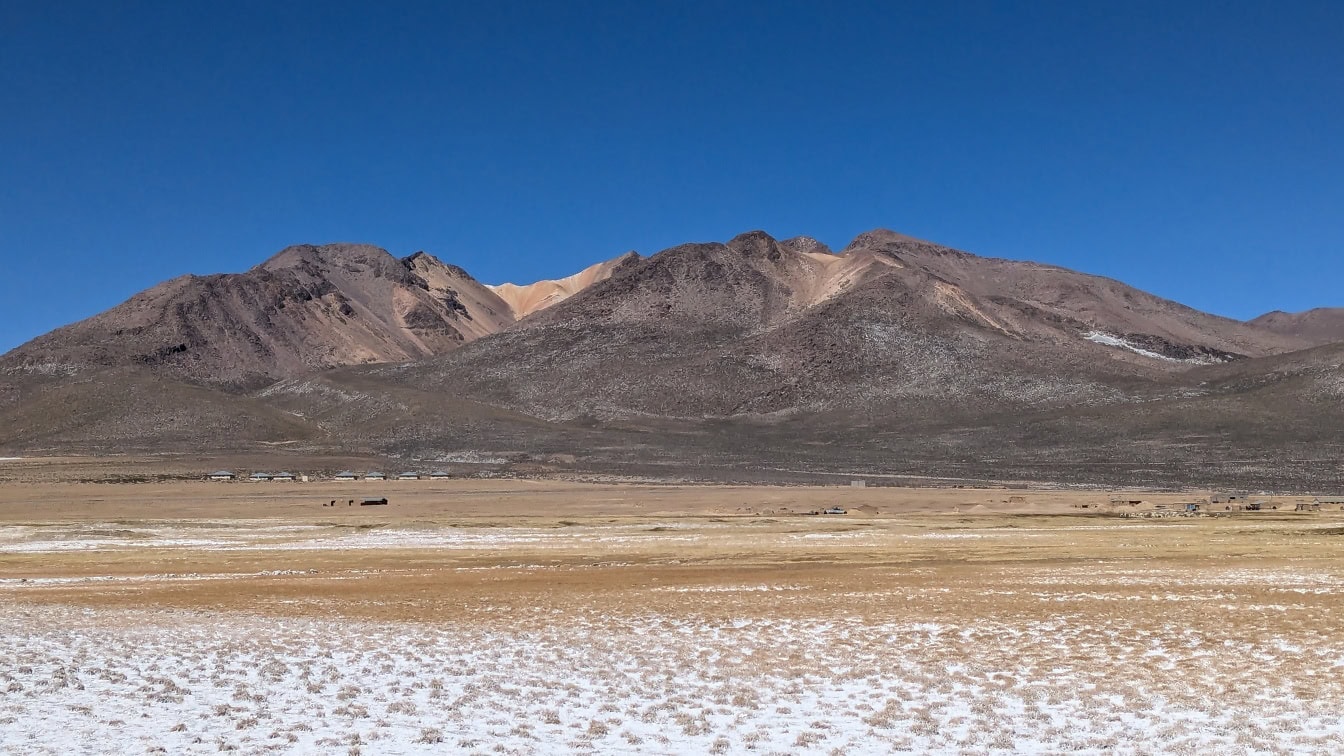 Panorama d’un plateau de sel d’altitude dans l’Arequipa dans la Cordillère des Andes au Pérou