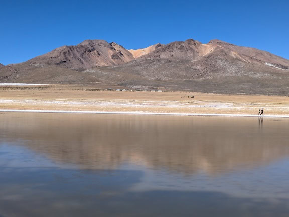 Panoráma jazera Salinas, slaného jazera v Arequipe v peruánskych Andách s horami v pozadí