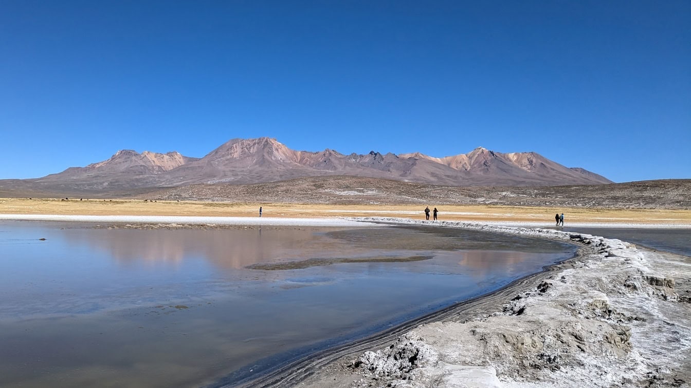 Het Salinas-meer, een zoutmeer in de regio Arequipa in Peru met een zoutvlakte en Andesgebergte op de achtergrond