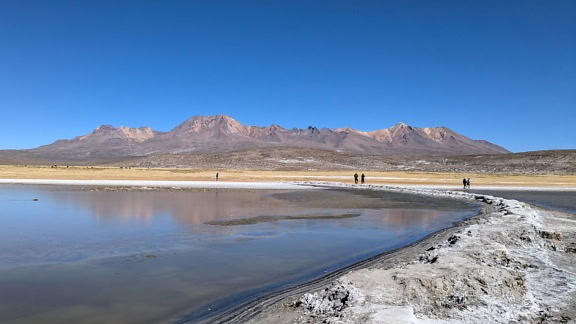 Hồ Salinas, một hồ muối ở vùng Arequipa ở Peru với một bãi muối và dãy núi Andes ở phía sau