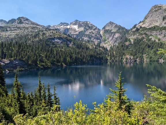 A Thornton-tavak fenséges tópartja a North Cascades Nemzeti Parkban, Washingtonban, Észak-Amerika gyönyörű táján