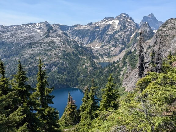 Sjösidan av Thornton sjöar i North Cascades nationalpark i Washington i Förenta staterna