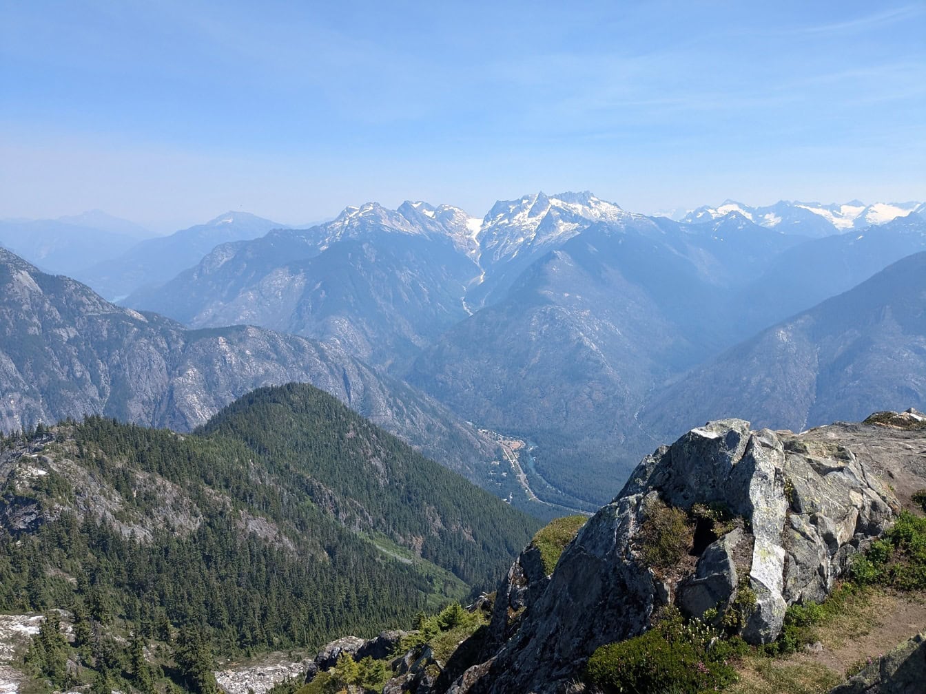 Vale într-un lanț muntos cu munți acoperiți de zăpadă în Parcul Național North Cascades din statul american Washington