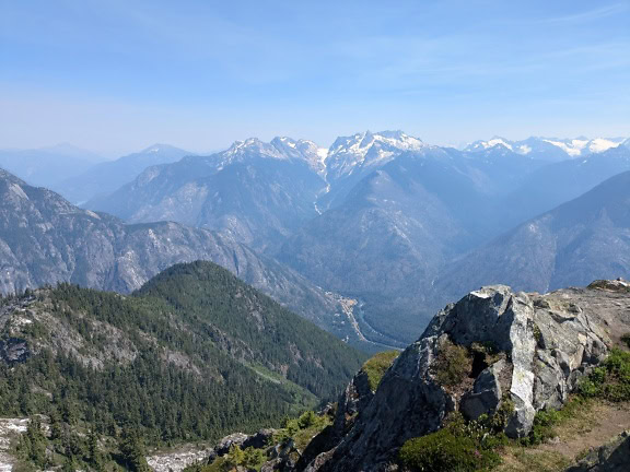 Údolí na pohoří se zasněženými vrcholky hor v národním parku Severní Kaskády v americkém státě Washington