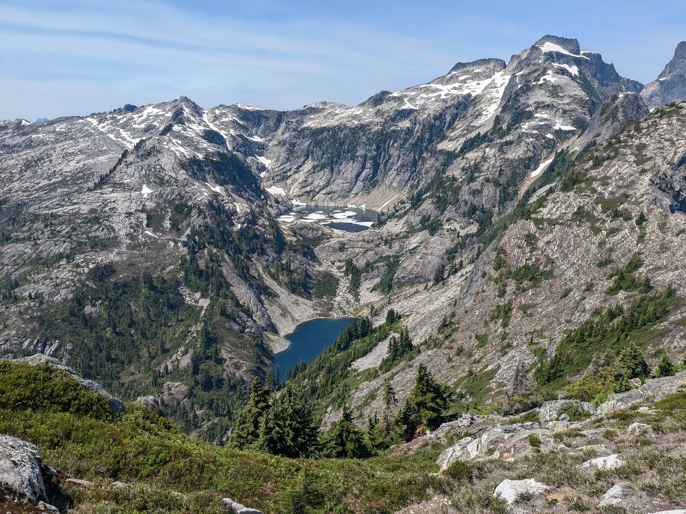 Peisaj de munți cu un lac Thornton în mijloc în parcul național North Cascades din Washington