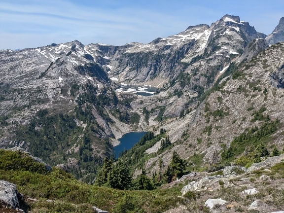 Washington’daki North Cascades milli parkında ortasında Thornton gölü olan dağların manzarası