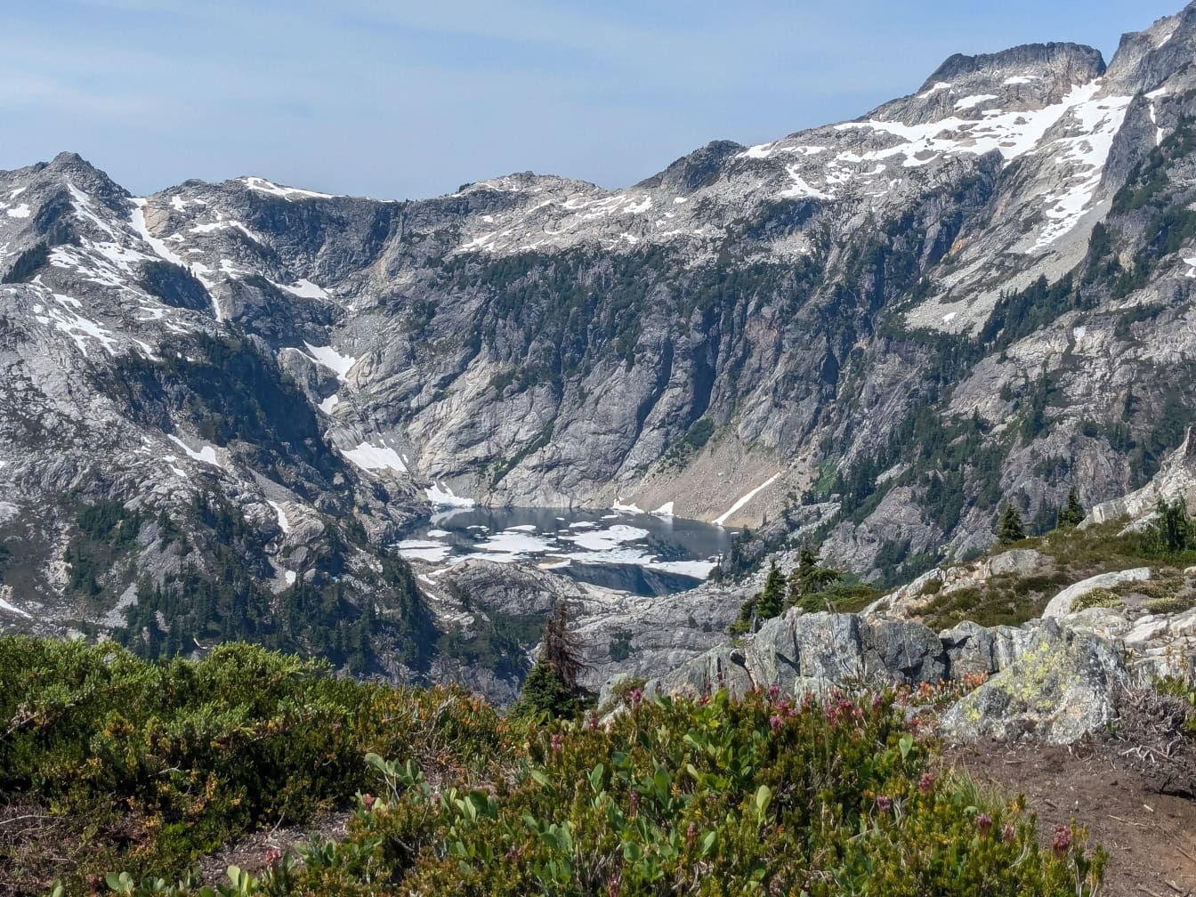Krajobraz jeziora Thornton ze szczytu Trappers Mountain Peak w Parku Narodowym North Cascades, w stanie Waszyngton w USA